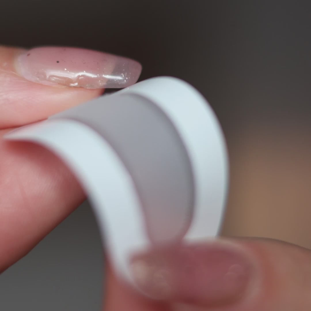 Charger la vidéo : &lt;p&gt;Des patchs micro-cones infusés d&#39;actif aussi appelé bio-régénération, pour lisser, régénéré le collagène visiblement le contour des yeux, sans piqûres ni douleur. &lt;/p&gt;&lt;p&gt;Grâce à leurs micro-cones dissolvables, ils pénètrent les couches superficielles de la peau et diffusent l’actif de manière ciblée sur les zones marquées : rides d’expression, pattes d’oie, cernes. Résultat : un regard plus lisse, reposé, visiblement rajeuni.&lt;/p&gt;